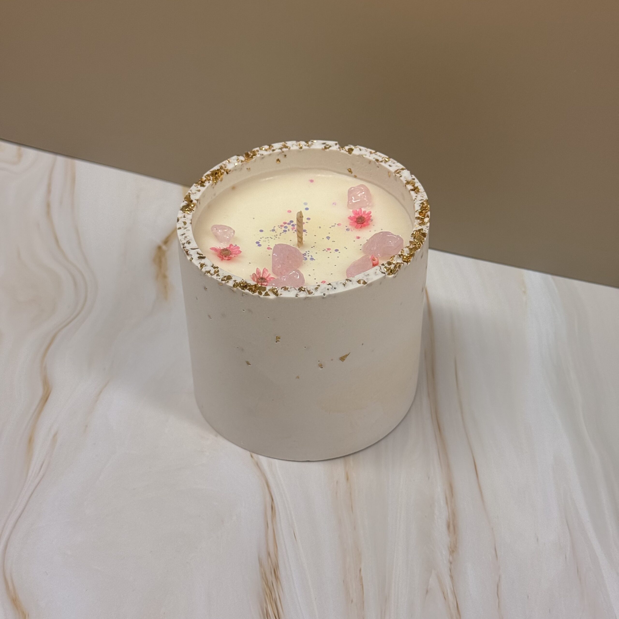 Sojavahaküünal Roosa kvartsiga 220g 1 Sojavahaküünal Roosa kvartsiga 220g